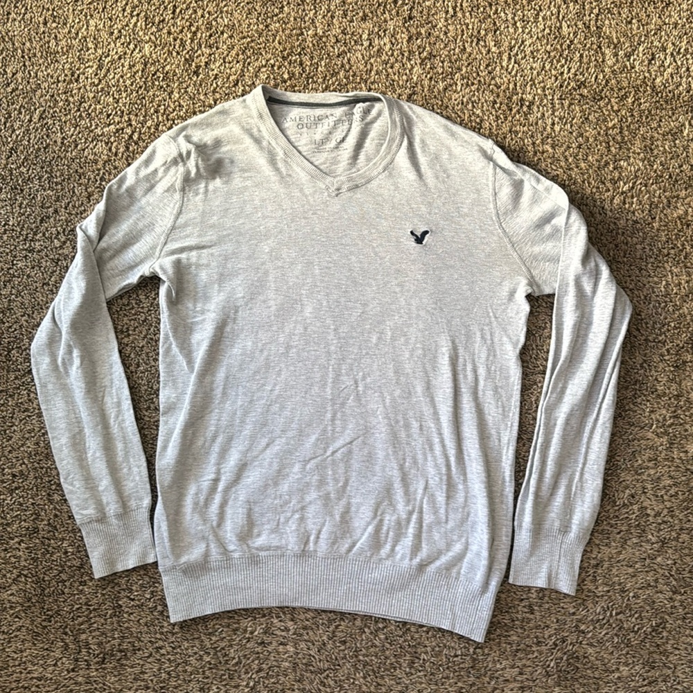 American Eagle Gray Long Sleeved V Neck Large​